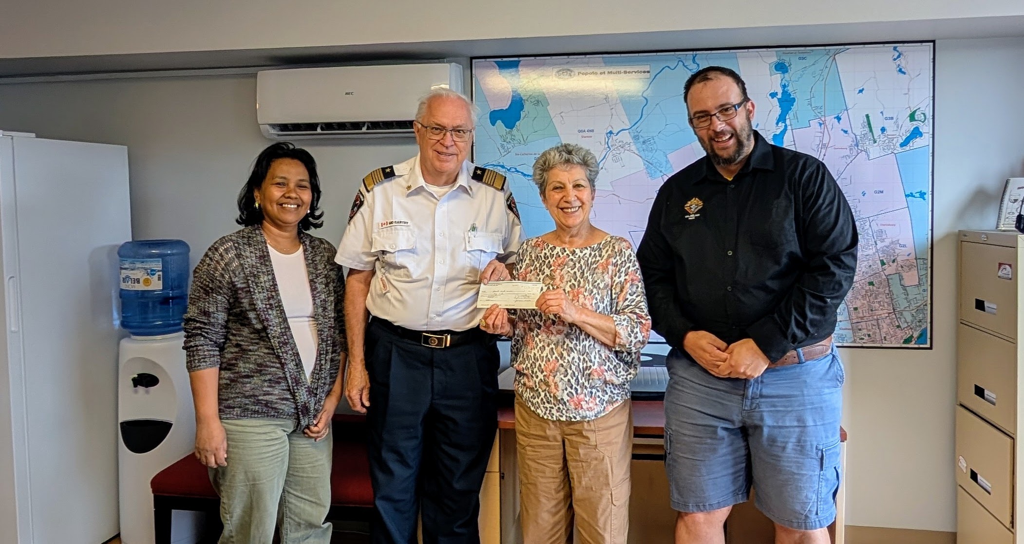 Photo avec de gauche à droite, une bénévole de l'organisme, le Député de District 62 Émile McCarthy, la Vice-Présidente du Conseil d'administration de l'organisme et l'Ex Grand Chevalier Marc-André Beauchamp lors de la remise du don de 500$